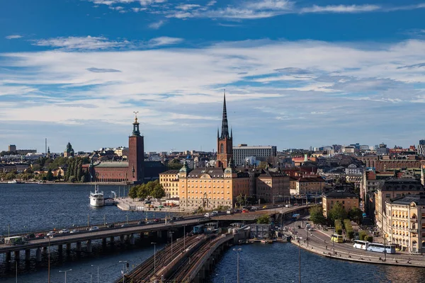 Stockholm, Sverige - September 16, 2016: Stadsbilden bild under dagtid med solljus. Gamla stan panoramautsikt. — Stockfoto