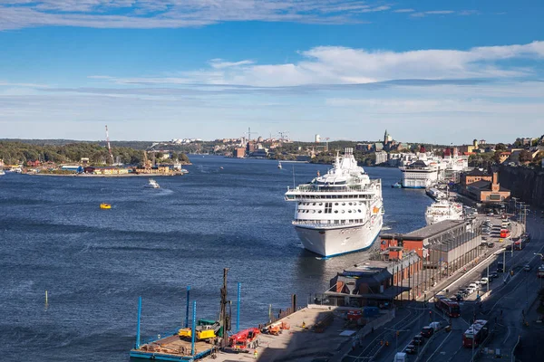 STOCKHOLM, SUÈDE - 16 SEPTEMBRE 2016 : Grand bateau de croisière en ligne blanche, terminal près de la vieille ville — Photo