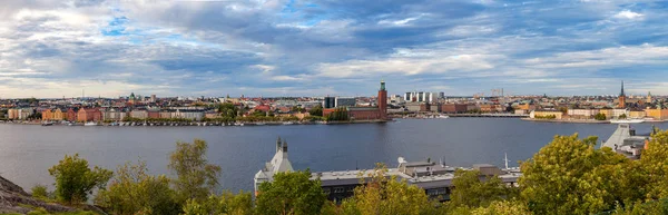 Skyline vue panoramique sur la vieille ville et la partie centrale de la ville avec remblai et bateaux. Stockholm, Suède — Photo