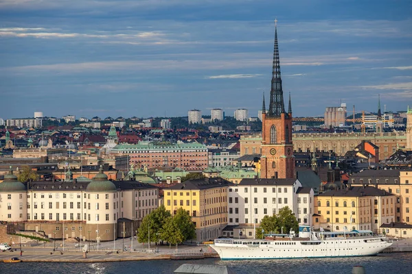 Stockholm, Sverige - 16 September 2016: Flygfoto över central del av gamla stan med vallen och fartyg. — Stockfoto