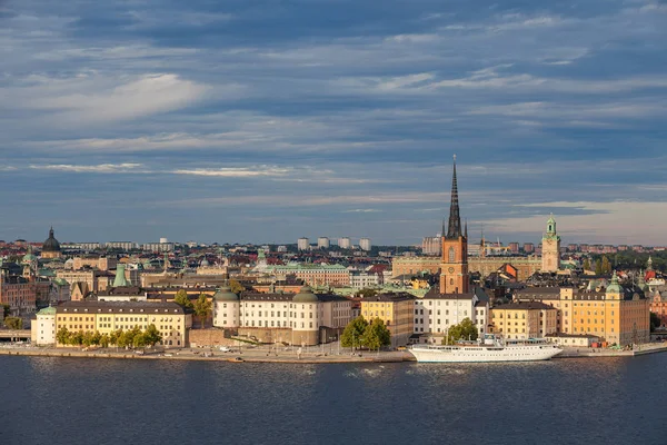 Veduta aerea della parte centrale del centro storico con argine e nave. Ora del tramonto. Stoccolma, Svezia — Foto Stock