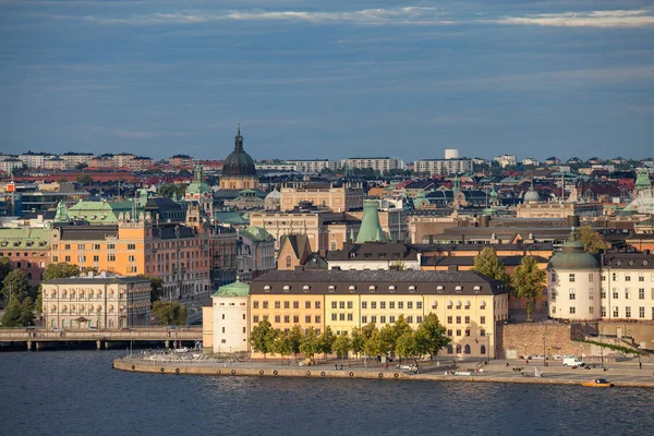 Veduta aerea della parte centrale del centro storico con argine e nave. Ora del tramonto. Stoccolma, Svezia — Foto Stock
