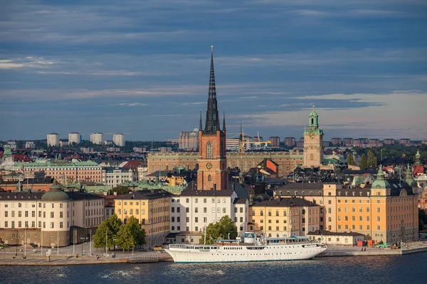 STOCCOLMA, SVEZIA - 16 SETTEMBRE 2016: Veduta aerea della parte centrale del centro storico con argine e nave . — Foto Stock