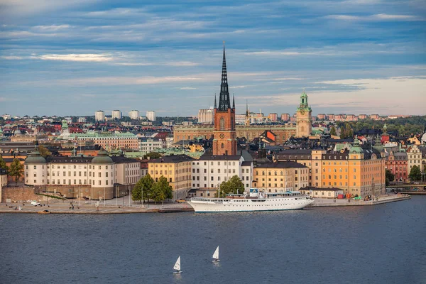 Στοκχόλμη, Σουηδία - 16 Σεπτεμβρίου 2016: Αεροφωτογραφία της Κεντρικής μέρος της παλιάς πόλης με επιχωματώσεις και σκάφη — Φωτογραφία Αρχείου