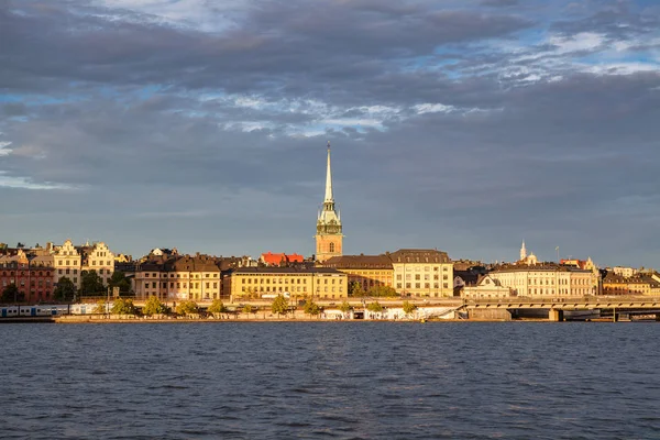 Όμορφη θέα προς την παλιά πόλη της Στοκχόλμης και στην Gamla Stan στο ηλιοβασίλεμα, Σουηδία — Φωτογραφία Αρχείου