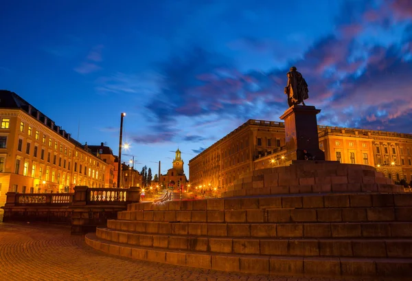 Malerische Sommernacht Blick auf Statue und Königspalast. Stockholm, Schweden. — Stockfoto