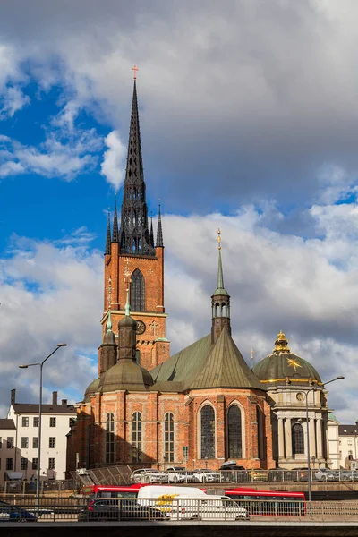 La iglesia de Riddarholm es la iglesia funeraria de los monarcas suecos, situada en la isla de Riddarholmen, cerca del Palacio Real. — Foto de Stock