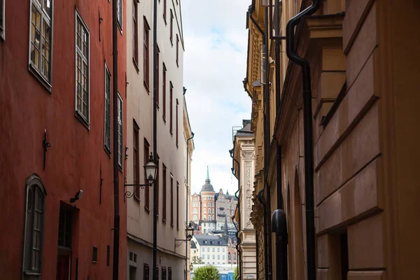 Vista sulla vecchia via della città di Stoccolma, giorno di sole, Svezia — Foto Stock