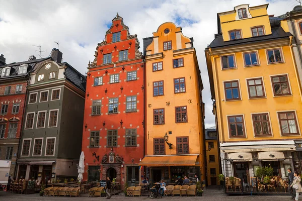 ESTOCOLMO, SUECIA - 17 de septiembre de 2016: Coloridas casas antiguas del casco antiguo - Stortorget, popular atracción turística . — Foto de Stock