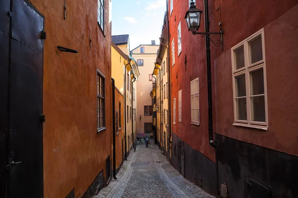 Vista sulla vecchia via della città di Stoccolma, giorno di sole, Svezia — Foto Stock