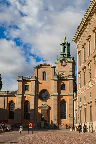 Storkyrkan (die große Kirche, die Stockholmer Kathedrale) ist die älteste Kirche in Gamla stan, der Altstadt. — Stockfoto
