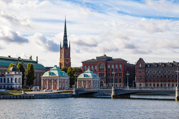 ストックホルム, スウェーデン - 2016 年 9 月 17 日: Gamlastan と市庁舎。橋のパノラマ ビュー — ストック写真