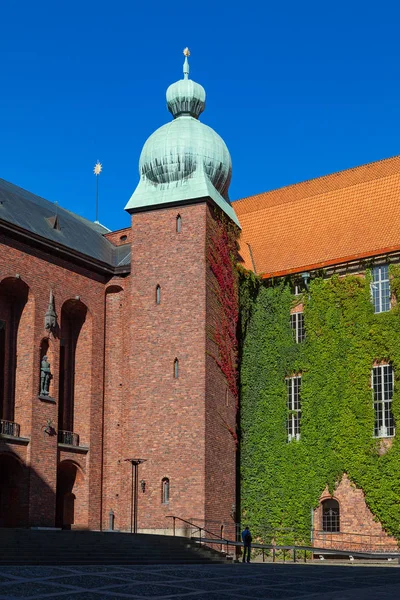 Torre del Ayuntamiento con vegetación de hiedra en Estocolmo, Suecia — Foto de Stock
