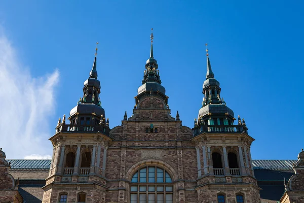 Dach und Türme des nordischen Museumsgebäudes bei sonnigem Wetter, Stockholm, Schweden — Stockfoto