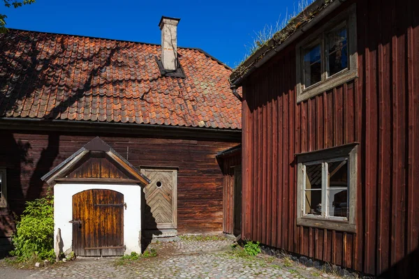 Geleneksel kırmızı ahşap konut ve çiftlik Skansen Müzesi'nde. İsveç