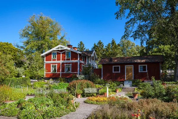 Sztokholm, Szwecja - 18 września 2016: Tradycyjny czerwony dwellling drewniany dom w skansenie. — Zdjęcie stockowe