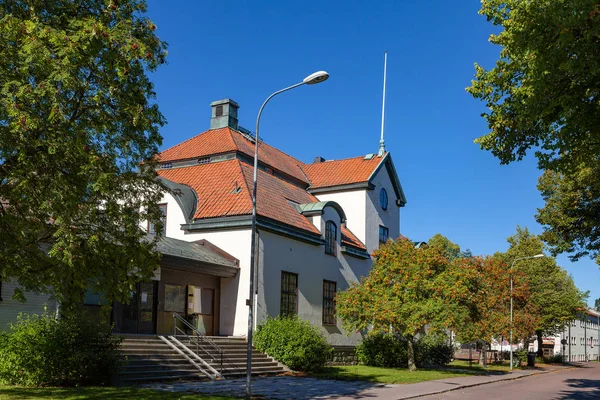 Белокаменная застройка с красной черепичной крышей. Хедемора, Швеция . — стоковое фото