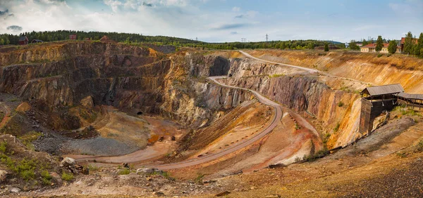 İsveç 'in Falun kentindeki Büyük Bakır Dağı' nın maden bölgesi UNESCO Dünya Mirası Bölgesi. Tarihsel endüstriyel manzaraya sahip teknolojik bir topluluğun olağanüstü bir örneği..