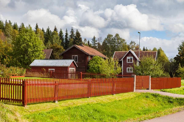 Köyde tipik İskandinav ahşap evler. Dalarna county, İsveç.