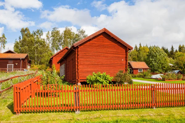 Typowy skandynawski drewniane domy w wiosce. Dalarna county, Szwecja. — Zdjęcie stockowe