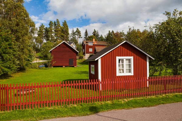 Typický skandinávský dřevěné domky ve vesnici. Kraj Dalarna, Švédsko. — Stock fotografie