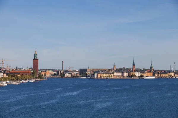 Vista panoramica aerea estiva del centro storico, municipio e argini centrali con barche. Stoccolma, Svezia — Foto Stock