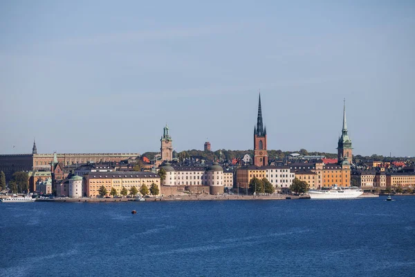 Luchtfoto van de schilderachtige zomer van de oude stad, stadhuis en centrale taluds met boten. Stockholm, Zweden — Stockfoto