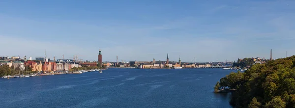 Festői nyári légifelvételek az óváros, a városháza és a központi töltések csónakokkal. Stockholm, Svédország — Stock Fotó