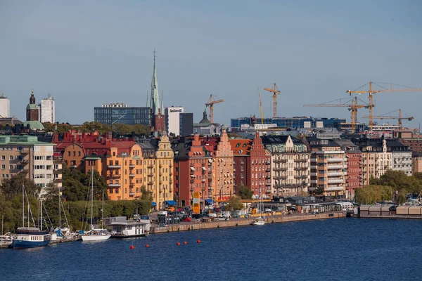 Stockholm, Zweden - 20 September 2016: Schilderachtige zomer luchtfoto van de oude stad, stadhuis en centrale taluds met boten bekijken. — Stockfoto
