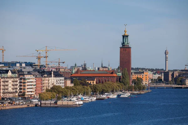 Eski şehir, Belediye Binası ve tekneler ile Merkezi bentleri doğal yaz hava görünümünü. Stockholm, İsveç