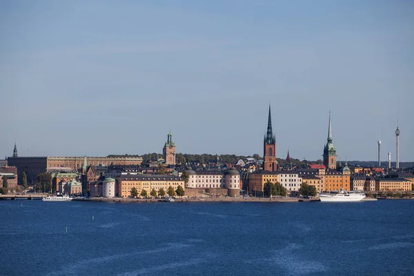 Στοκχόλμη, Σουηδία - 20 Σεπτεμβρίου 2016: Γραφική καλοκαίρι εναέρια άποψη της παλιάς πόλης, το Δημαρχείο και κεντρική επιχωμάτων με βάρκες. — Φωτογραφία Αρχείου