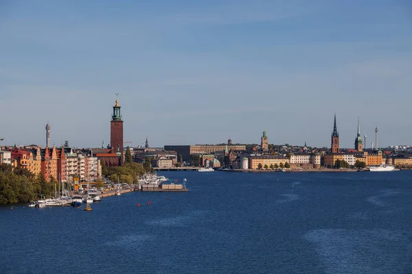 Natursköna sommaren Flygfoto över gamla stan, stadshuset och centrala vallar med båtar. Stockholm, Sverige — Stockfoto