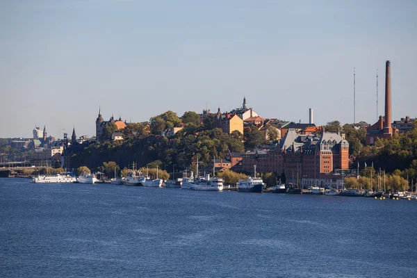 Vue aérienne estivale panoramique de la vieille ville, de l'hôtel de ville et des remblais centraux avec des bateaux. Stockholm, Suède — Photo