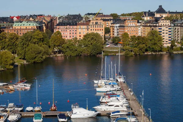 Kis magánhajó Stockholm-csatorna mentén. Nézd a hídról — Stock Fotó