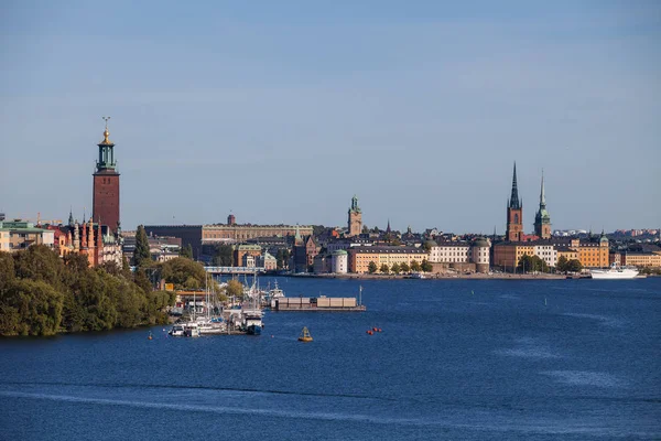 Vista panoramica aerea estiva del centro storico, municipio e argini centrali con barche. Stoccolma, Svezia — Foto Stock