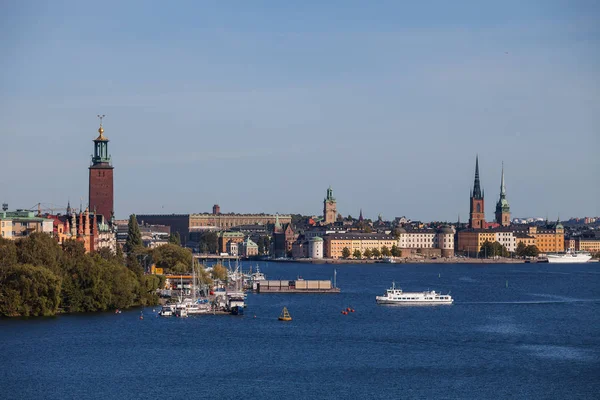 Luchtfoto van de schilderachtige zomer van de oude stad, stadhuis en centrale taluds met boten. Stockholm, Zweden — Stockfoto