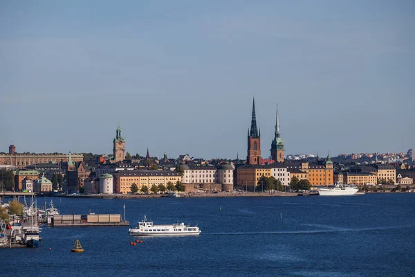 Luchtfoto van de schilderachtige zomer van de oude stad, stadhuis en centrale taluds met boten. Stockholm, Zweden — Stockfoto