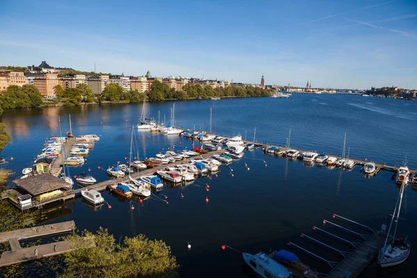 Pequeños barcos privados a lo largo del canal en Estocolmo. Vista desde el puente — Foto de Stock