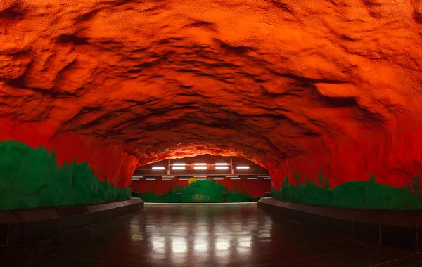 Stockholm, Sverige - 20 September 2016: Solna Station av tunnelbanan, röda grottan stil — Stockfoto