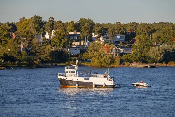 Nézd a tengerjáró hajók és luxus házak mentén a stockholmi szigetvilág, Svédország. Nyári napnyugta időpontja. — Stock Fotó