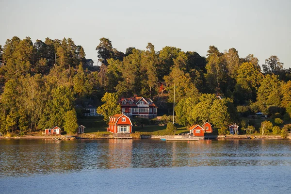 Lüks evler ile özel plaj boyunca Stockholm takımadalar, İsveç görüntüleyin. Yaz günbatımı Zamanı.