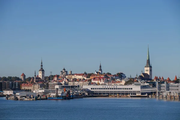 Tallinn, Estonya - 21 Eylül 2016: Sabah Tallinn şehir terminal ve eski bir bakış. Deniz feribotla gelen görüntüleyin. Estonya sermayenin klasik waterfront.