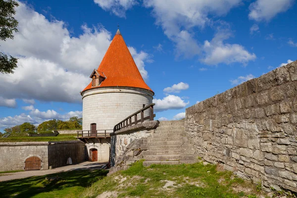 Castello di Kuressaare e la sua torre. Giornata estiva di sole. Isola di Saaremaa, Estonia — Foto Stock