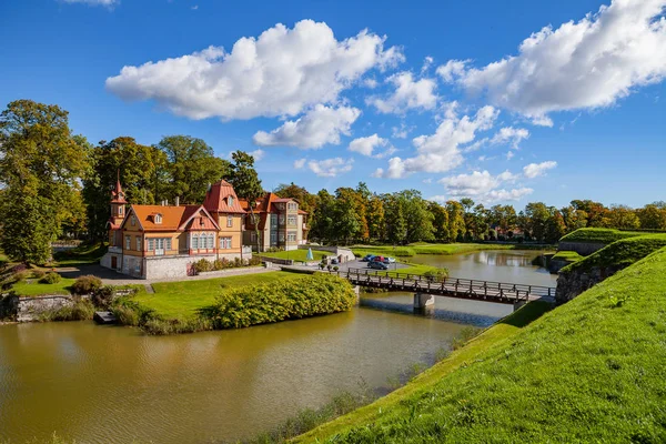 Cosy old wooden house (luxury hotel) near Kuressaare castle. A view of Saaremaa island, Estonia. — Stock Photo, Image