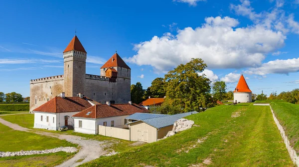 Kuressaare Kalesi, Saaremaa Adası, Estonya yaz görünümünü
