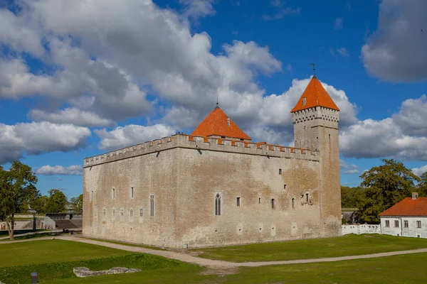 Una vista de verano del castillo de Kuressaare, isla de Saaremaa, Estonia — Foto de Stock