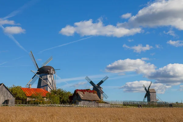 Traditionella trä väderkvarnar i Saaremaa ö, Estland. Sunny höstdag. — Stockfoto