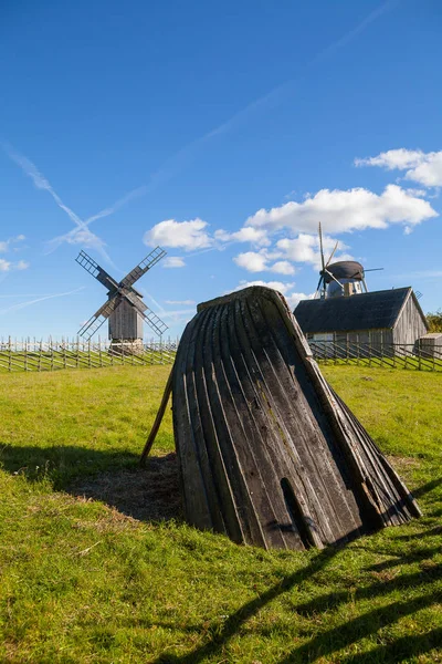 Eski tekne yükleme ve arka plan, ahşap yel değirmenleri. Saaremaa Adası, Estonya. — Stok fotoğraf