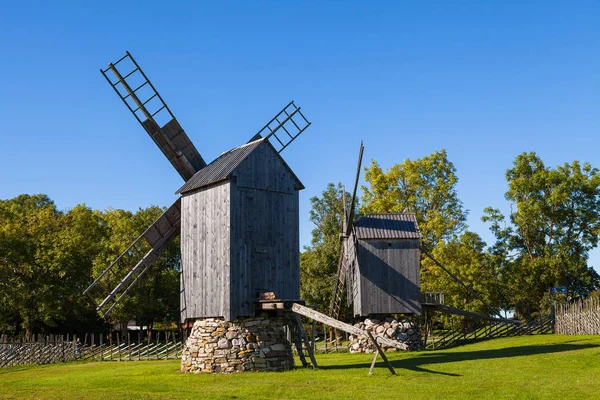 Traditionele houten windmolens van het eiland Saaremaa, Estland. Sunny herfstdag. — Stockfoto