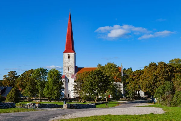 Ősi evangélikus templom-Kihelkonna, Saaremaa, Észtország. Kora őszi napsütésben. Tájkép. — Stock Fotó